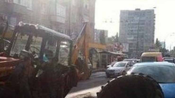 В Киеве на легковой автомобиль на ходу упало колесо трактора
