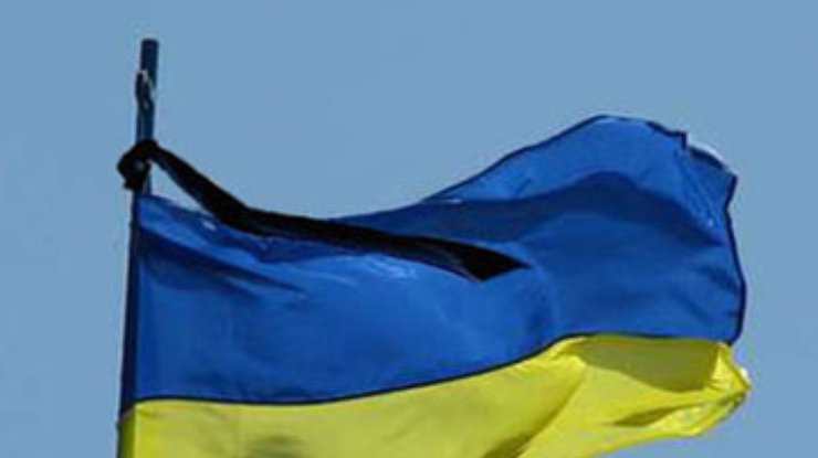 Львовская прокуратура требует убрать с флага Украины траурную ленту