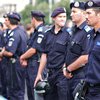 Румынские полицейские забросали дворец президента кепками