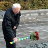 Азаров и Коморовский почтили память жертв тоталитаризма