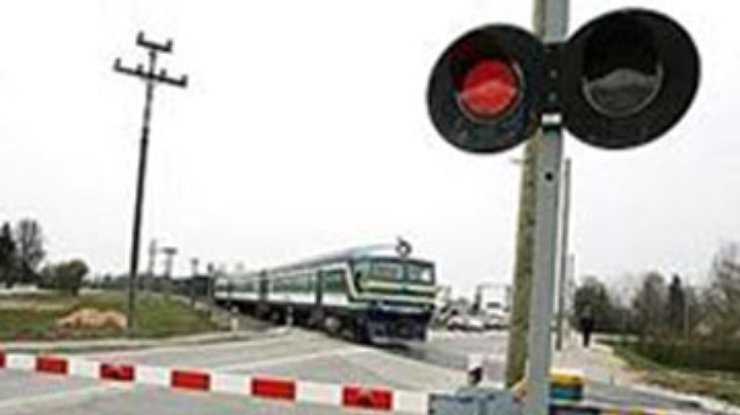 На Луганщине поезд сбил грузовик с дизтопливом, погиб человек