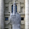 В Милане появилась скульптура в виде поднятого среднего пальца