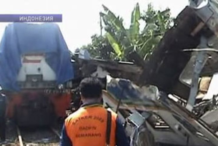 В Индонезии жертвами аварии на железной дороге стали 40 человек