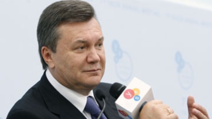 Янукович пообещал повысить авторитет учителей