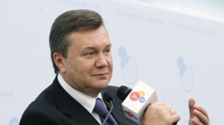 Янукович обещает переписывать Конституцию с оглядкой на Запад