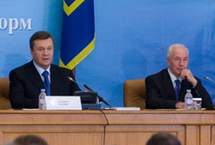 Янукович поручил Азарову укрепить вертикаль власти