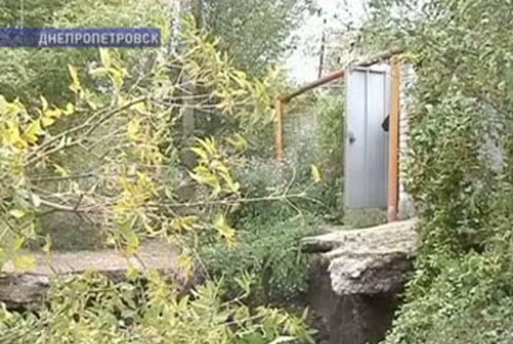 В центре Днепропетровска образовалась огромная яма
