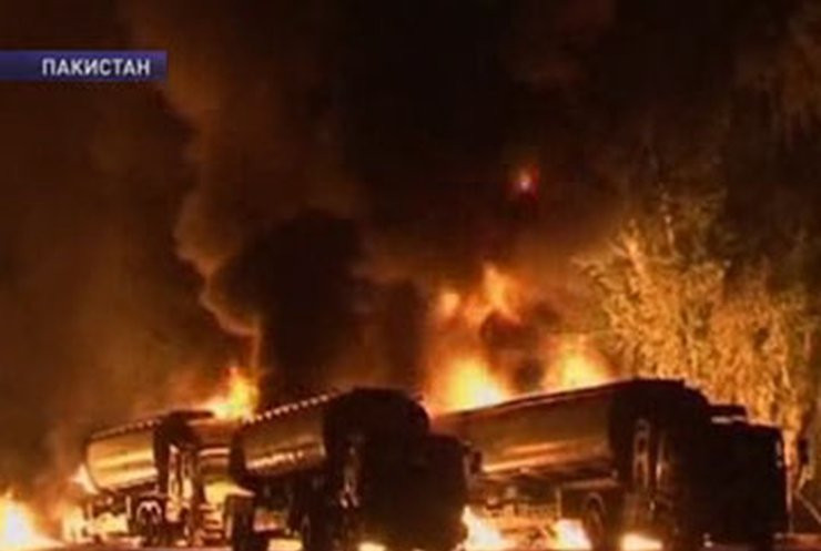 Пакистанские талибы сожгли еще полсотни грузовиков НАТО