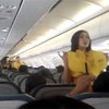Филиппинские стюардессы начали танцевать перед пассажирами
