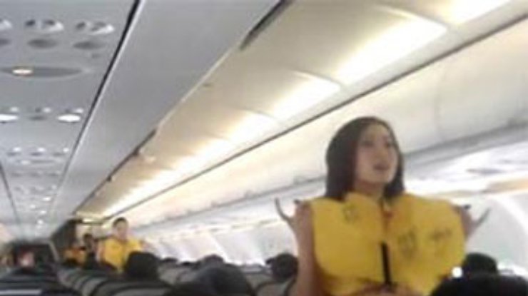 Филиппинские стюардессы начали танцевать перед пассажирами
