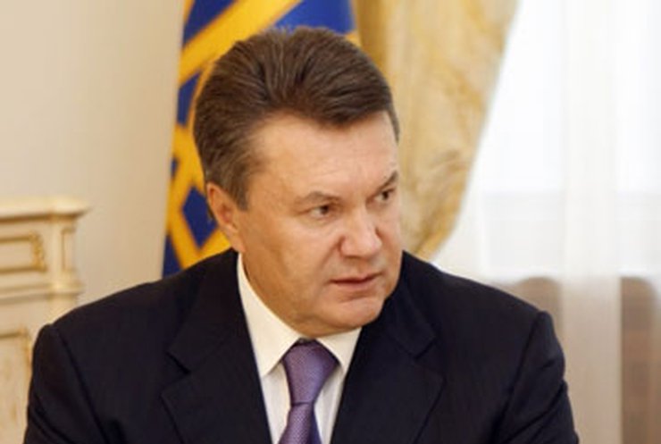 Янукович потребовал от Азарова отмены платных услуг в вузах