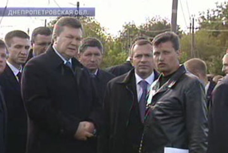 Янукович срочно вылетел в Марганец