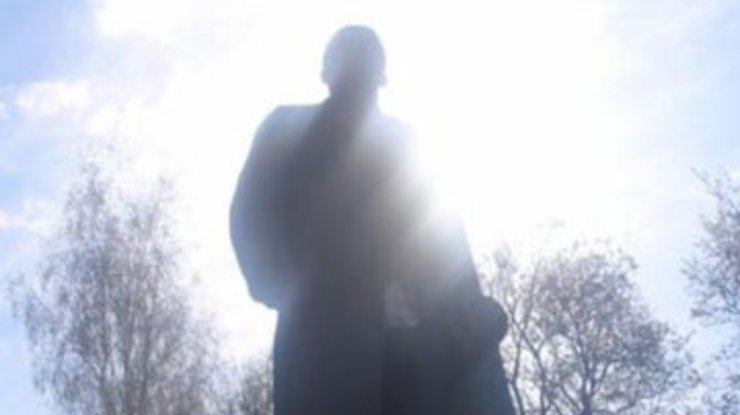 На Полтавщине разрисовали памятник Ленину