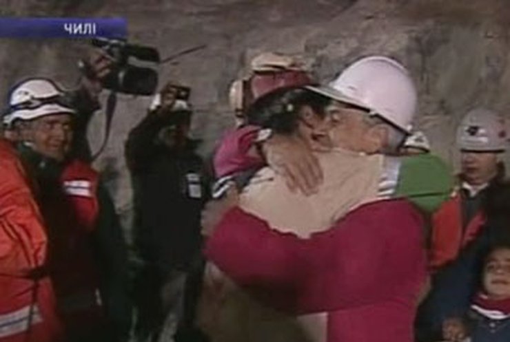В Чили на поверхность подняли уже 10 шахтеров