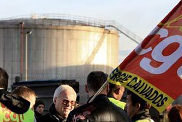 Во Франции из-за забастовок кончился бензин