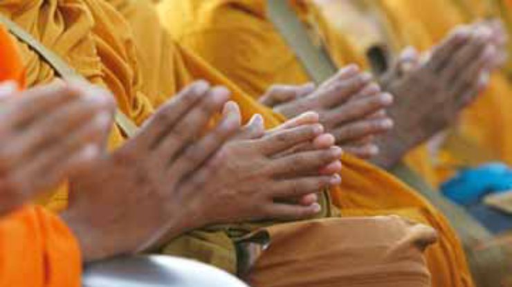 Два буддиста проползли на коленях 800 километров