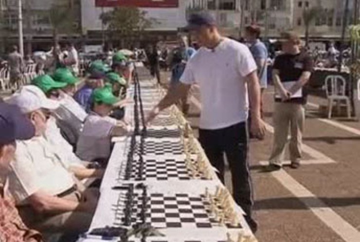 Израильтянин побил рекорд по одновременной игре в шахматы