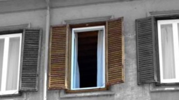 Во Франции 11 человек выбросились из окна
