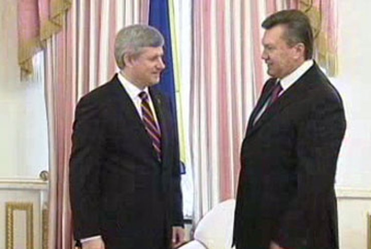 Янукович за развитие сотрудничества с Канадой