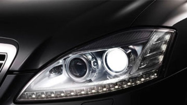 Mercedes разработала новые ксеноновые фары для своих моделей