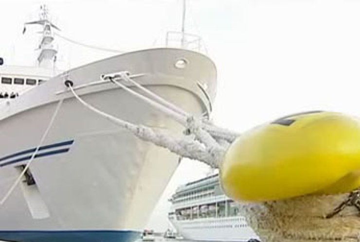 Украинские моряки готовятся покинуть судно "Дельфин".