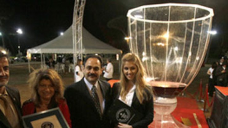 В Ливане создан самый большой в мире бокал