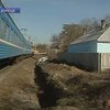 В Донецке семьи железнодорожников живут буквально "на рельсах"