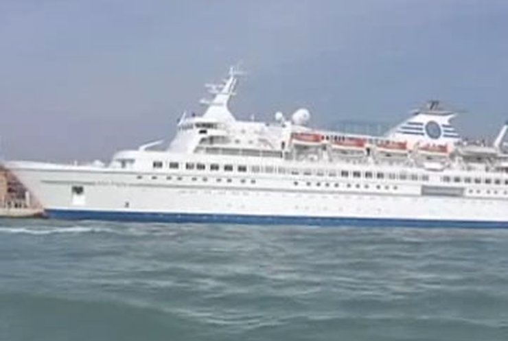На судне "Дельфин", арестованном в Италии, заканчивается топливо