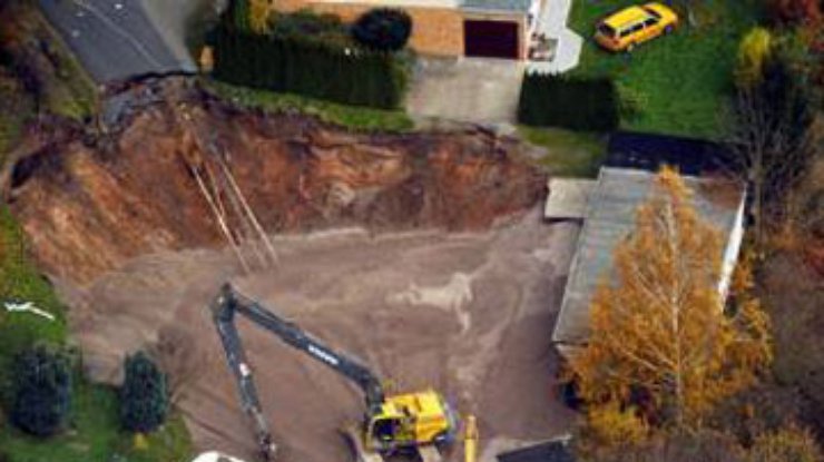 В Германии на месте старого кратера вновь провалился грунт