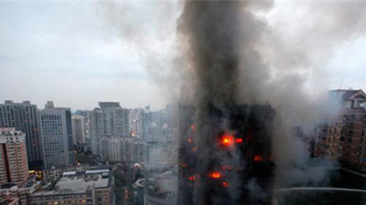 Во время пожара в высотке Шанхая погибло около 50 человек