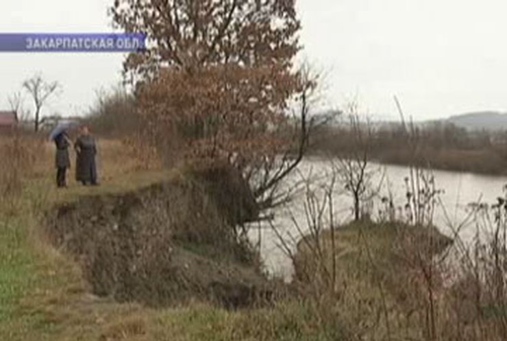 В Закарпатье река отмывает украинский берег в пользу Румынии