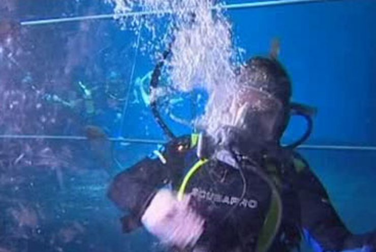 Британская радиоведущая 4 часа была в эфире, находясь под водой