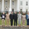 В США борцы за права геев приковали себя к забору Белого дома