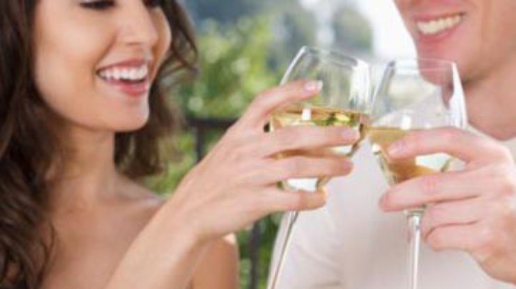 Белое вино разрушает зубную эмаль  - исследование