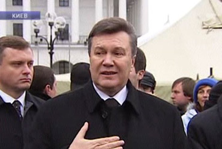 Янукович и Азаров пришли на Майдан