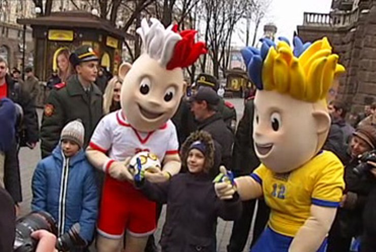 Символы Евро-2012 прибыли в Киев