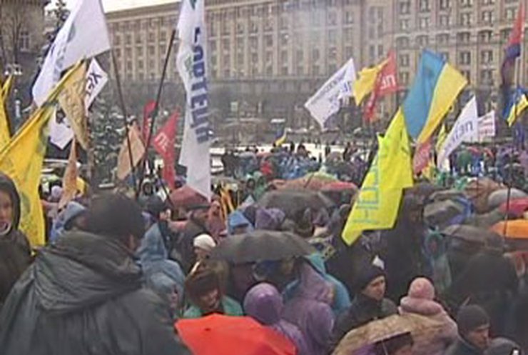 Акция протеста на Майдане принимает политический характер