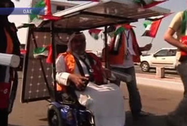 Житель ОАЭ проехал 350 километров в инвалидном кресле
