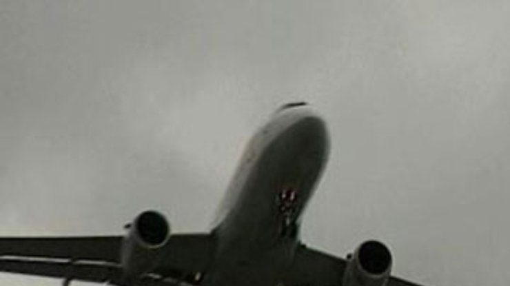 В Португалии от взлетевшего самолета начали отваливаться куски
