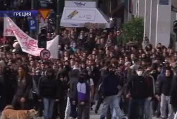 В Греции демонстранты снова бьют витрины