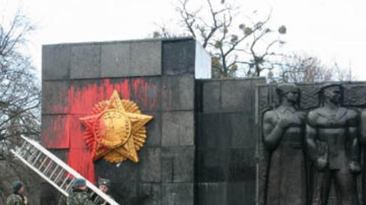 Во Львове облили краской памятник Советской армии