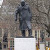 В Лондоне студенты облили краской памятник Черчиллю