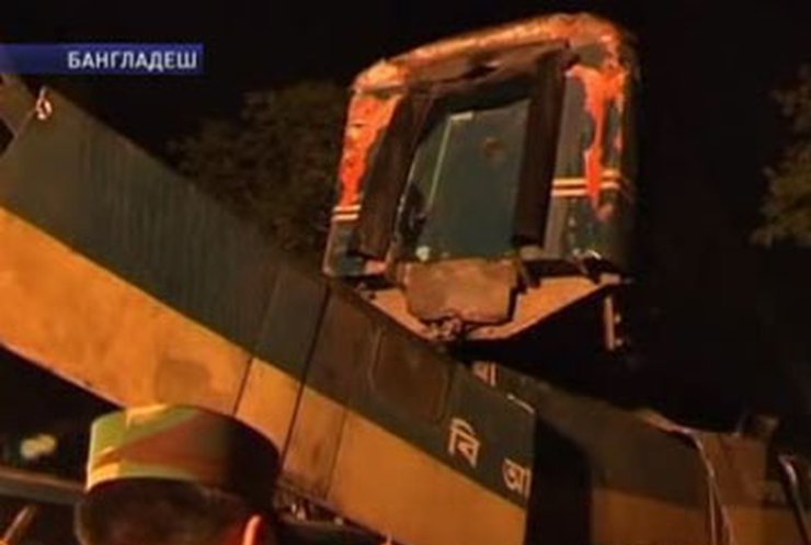 В Бангладеш столкнулись два пассажирских поезда