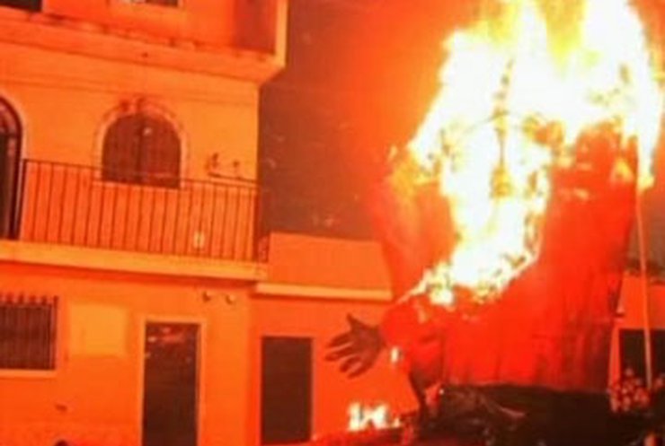 В Гватемале подготовку к Рождеству начали с сожжения дьявола