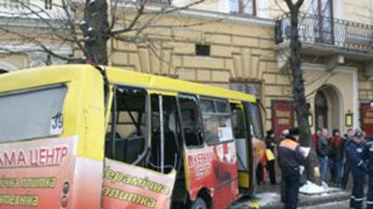 Во Львове трамвай врезался в маршрутку