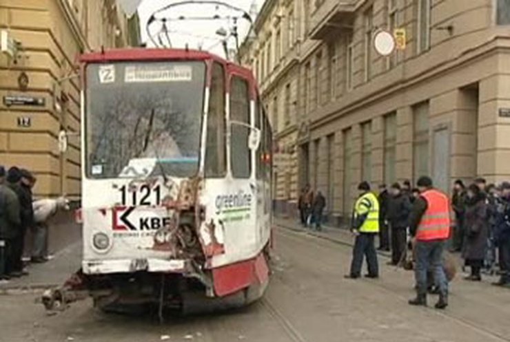 В центре Львова трамвай протаранил маршрутку