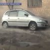 В Киеве мужчина вместе с машиной провалился в яму с кипятком