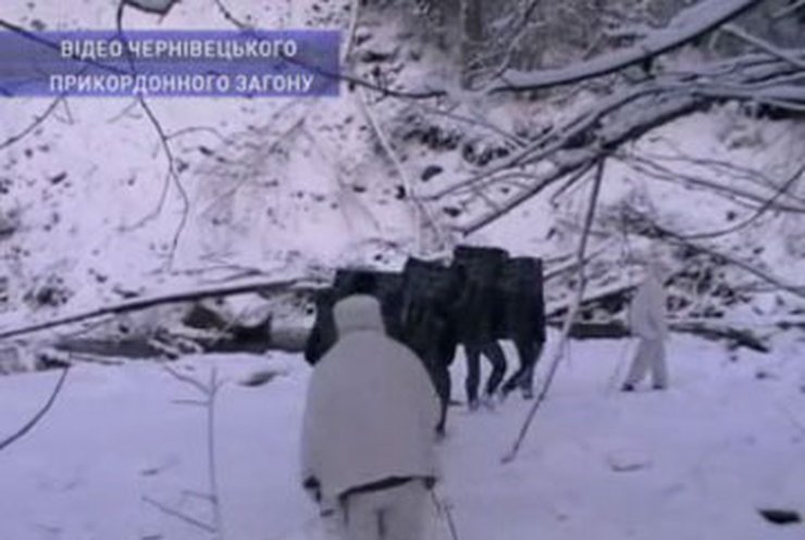 Контрабандисты переносили через границу сигареты на себе