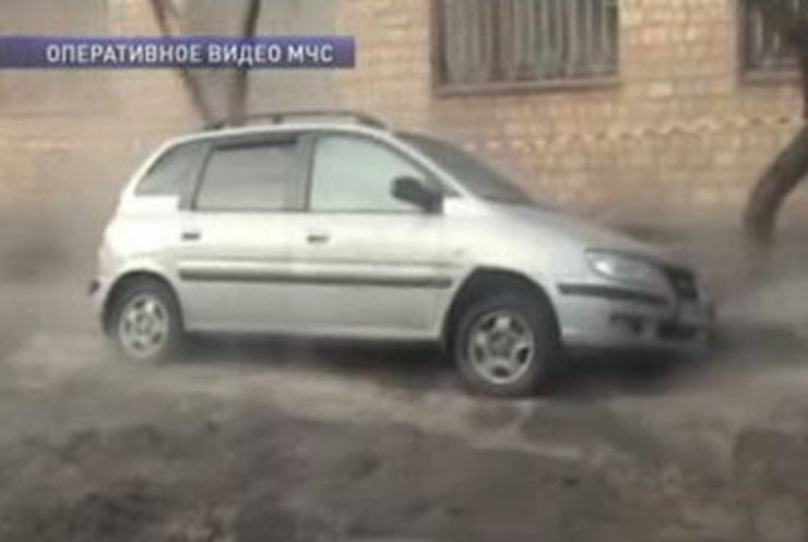 В Киеве мужчина вместе с машиной провалился в яму с кипятком