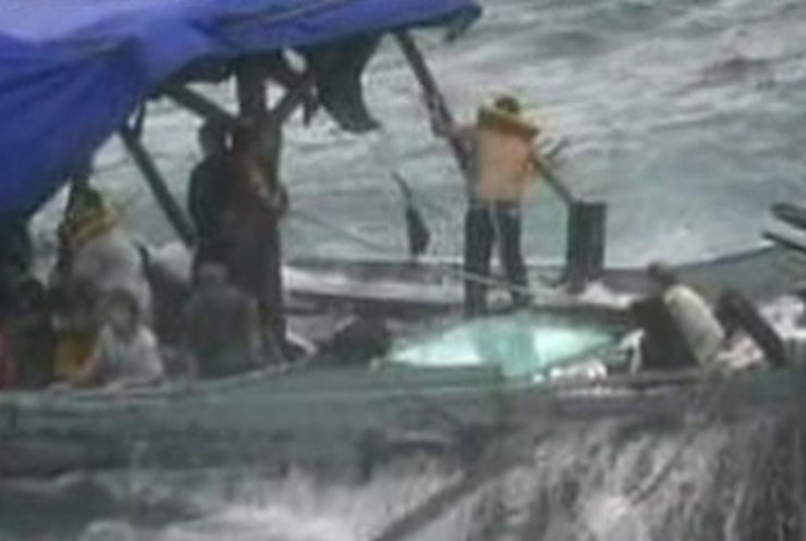 Около 30 человек пропали без вести после крушения судна у берегов Австралии